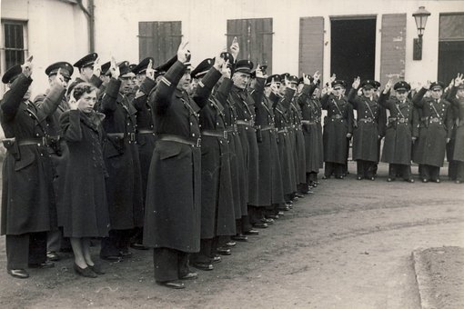 schwarz/weiß Bild einer Vereidigung um 1947/48. Hier wurde auch eine Kriminalassistentin für das Sittenkommissariat vereidigt